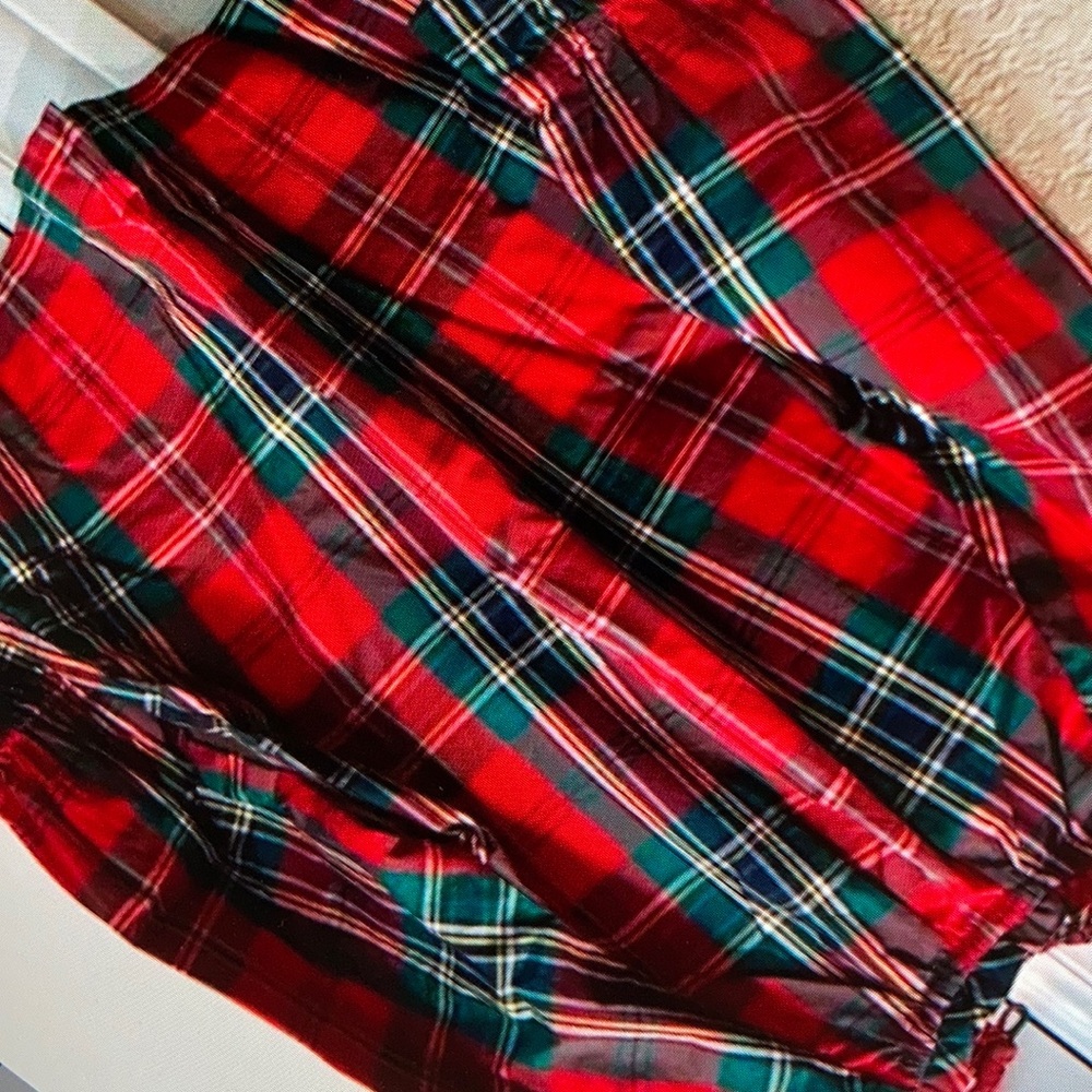 Features gathered sleeveles comfortable casual blouse